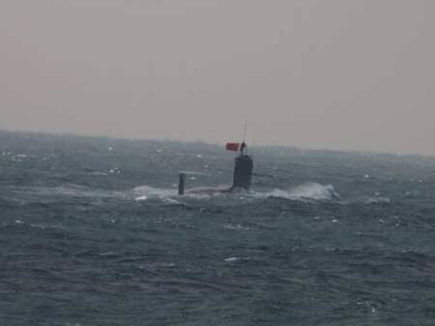 2018年1月12日，日本官方发现中国海军093B核潜艇在钓鱼岛附近海域上浮并悬挂国旗。（日本防卫省官网）