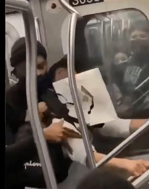 全美歧视亚裔随机攻击亚裔事件频传。 日前疯传的视频显示，在纽约市曼哈顿地铁上，发生一名亚裔乘客遭到一名非洲裔暴打，挥拳如雨，更紧掐喉，欲置人于死的事件。 (视频截图)