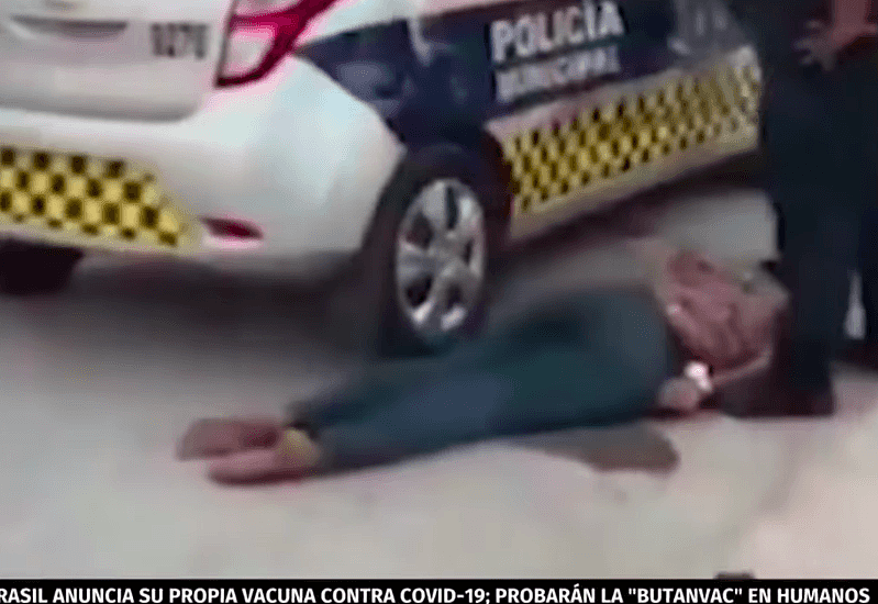 墨西哥女警日前跪压在一名萨尔瓦多籍的女子背上，导致其颈部断裂死亡。 （影片截图）