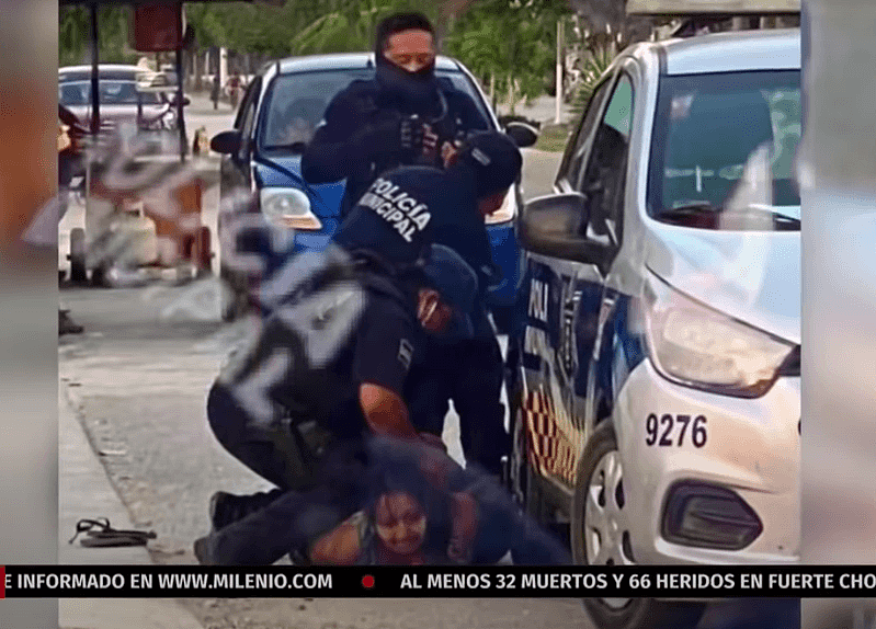墨西哥女警日前跪压在一名萨尔瓦多籍的女子背上，导致其颈部断裂死亡。 （影片截图）