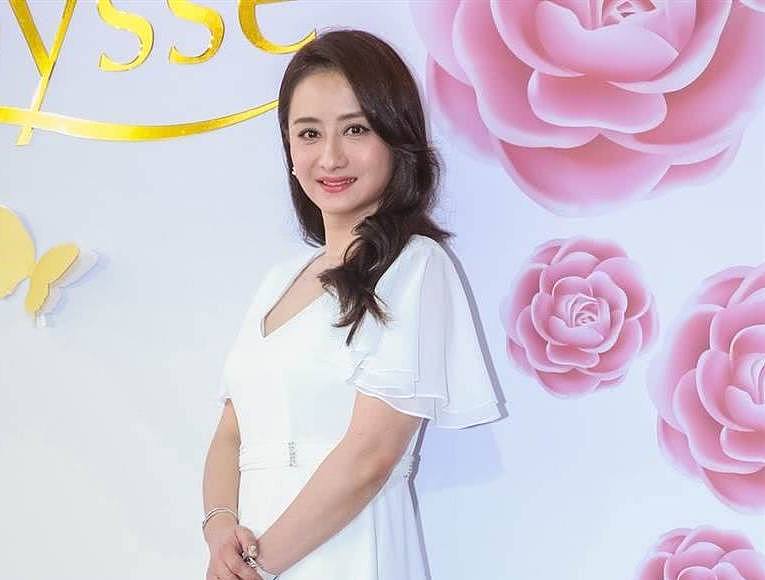 周星驰痴迷的琼女郎，结婚8年不生娃被富商甩，46岁称演妈是耻辱只想当少女（组图） - 28