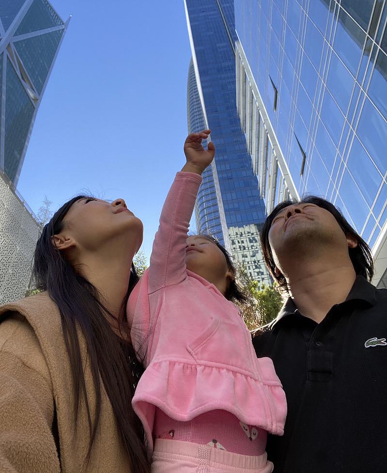 李颍潼与丈夫（右），年幼的小女儿（中），在旧金山市中心的照片。 （李颍潼供图）