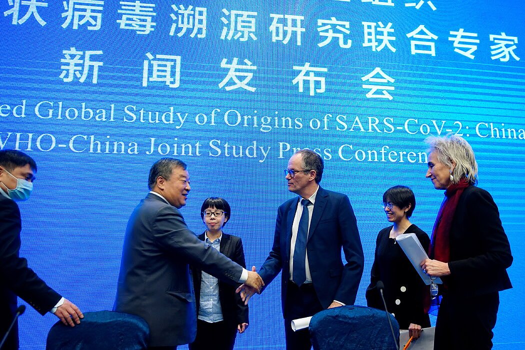 上个月，世界卫生组织研究新冠病毒起源的团队成员聚集在中国武汉。