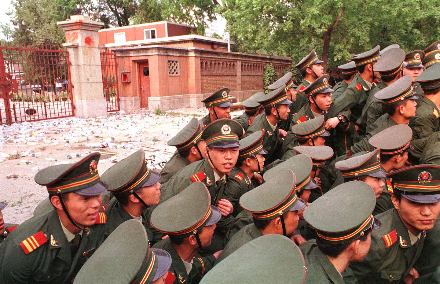 1999年5月8日，中国驻南联盟大使馆遭到从美国本土起飞的轰炸机的轰炸。邵云环、许杏虎、朱颖三人罹难，中国掀起大规模民间抗议浪潮。（Getty）