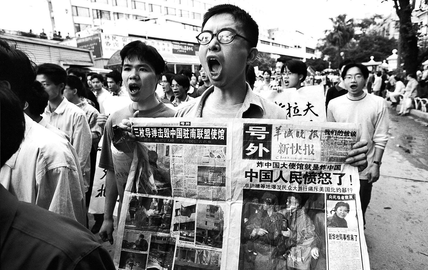 北京学生手举报纸上街抗议美国。（VCG）