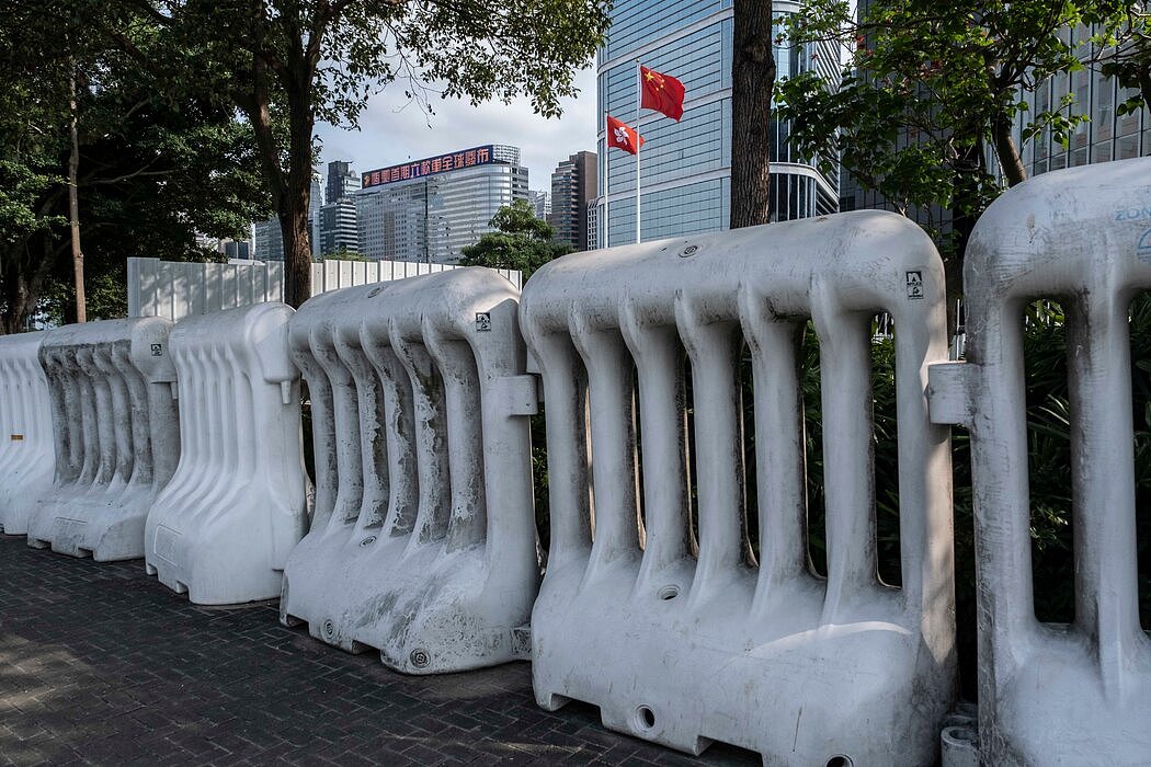 本月，香港立法会大楼外的路障。