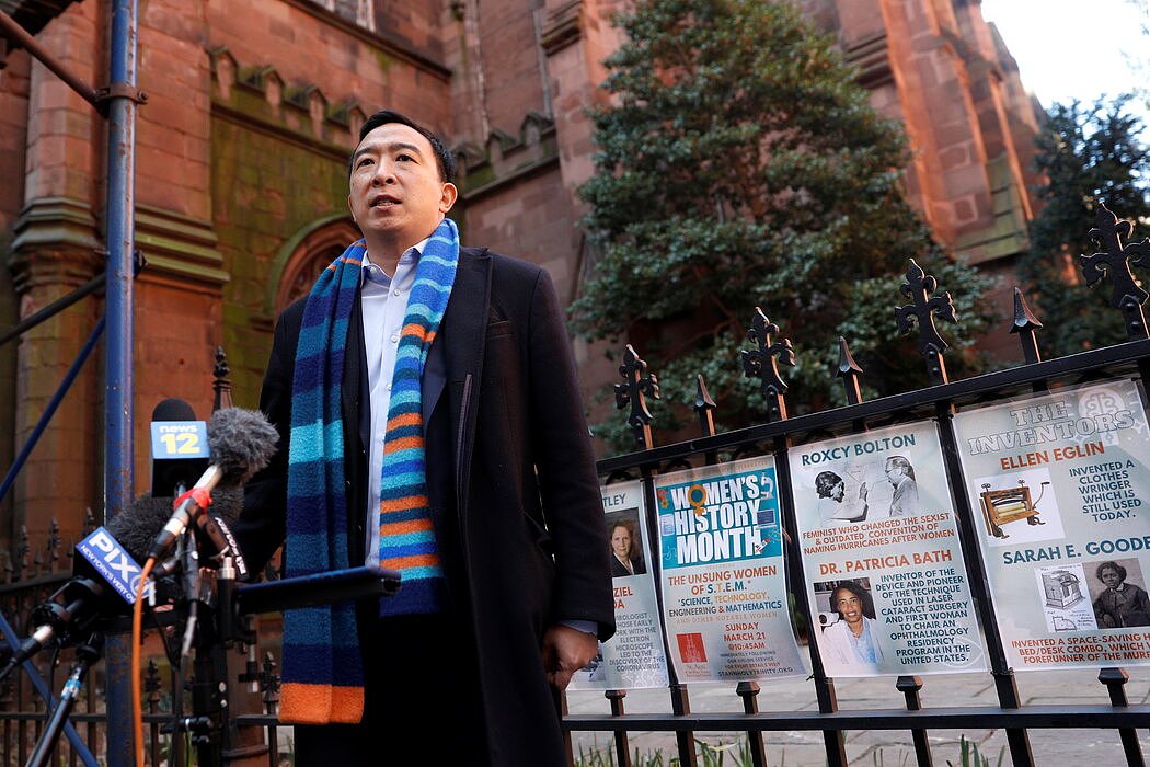 纽约市长竞选人杨安泽建议亚裔美国人结伴而行。
