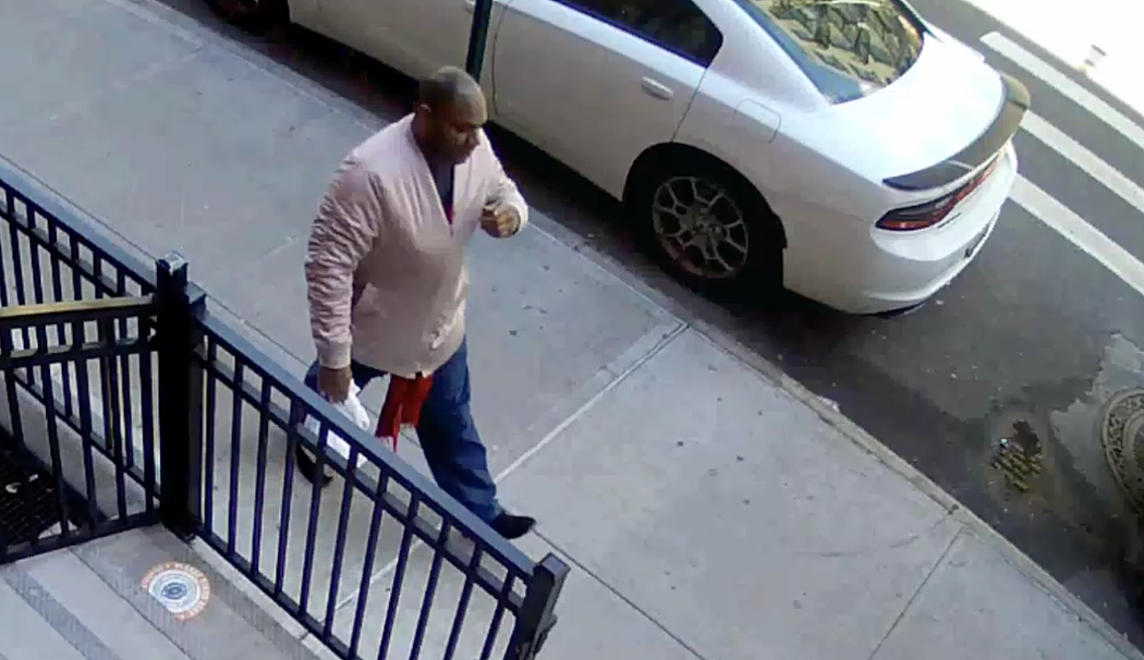 警方试图明确画面中男子的身份，此人因在曼哈顿袭击一名65岁女性而受到通缉。