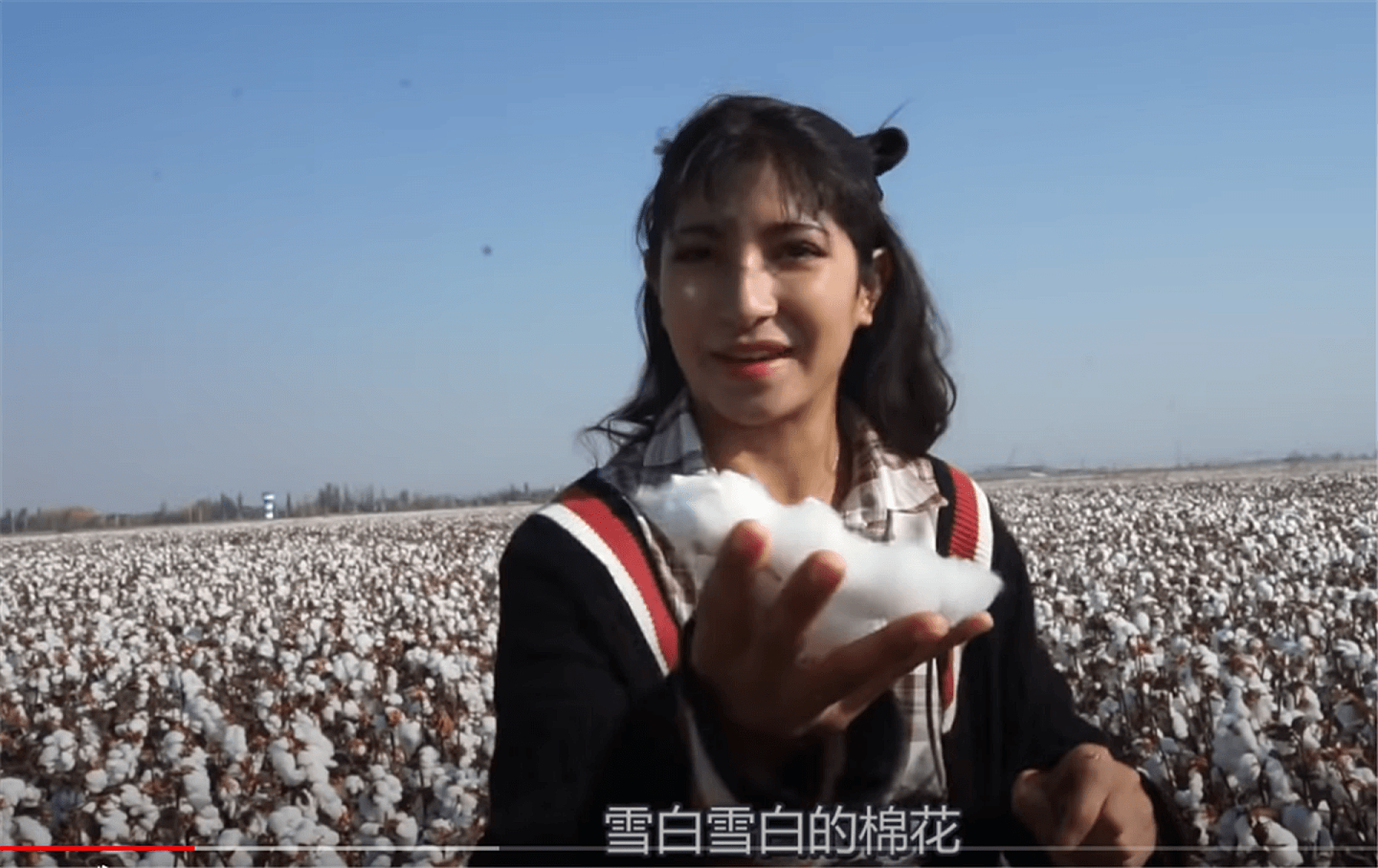 维吾尔族美女在视频中介绍新疆棉花。（YouTube@安妮古丽）