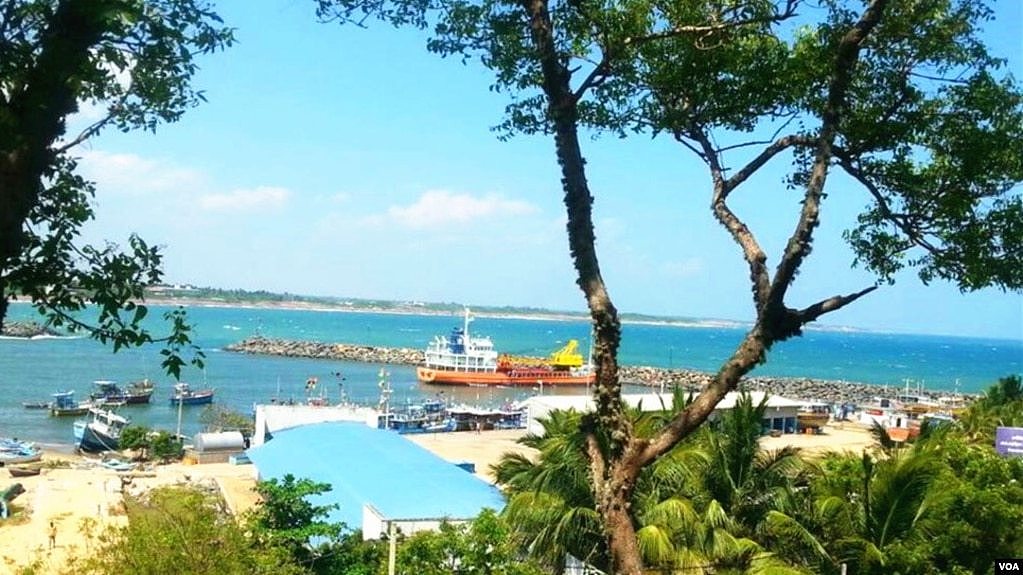斯里兰卡汉巴托塔港。2017年12月9日，斯里兰卡政府正式将汉班托塔港租界给中国。（美国之音朱诺拍摄，2016年1月3日）