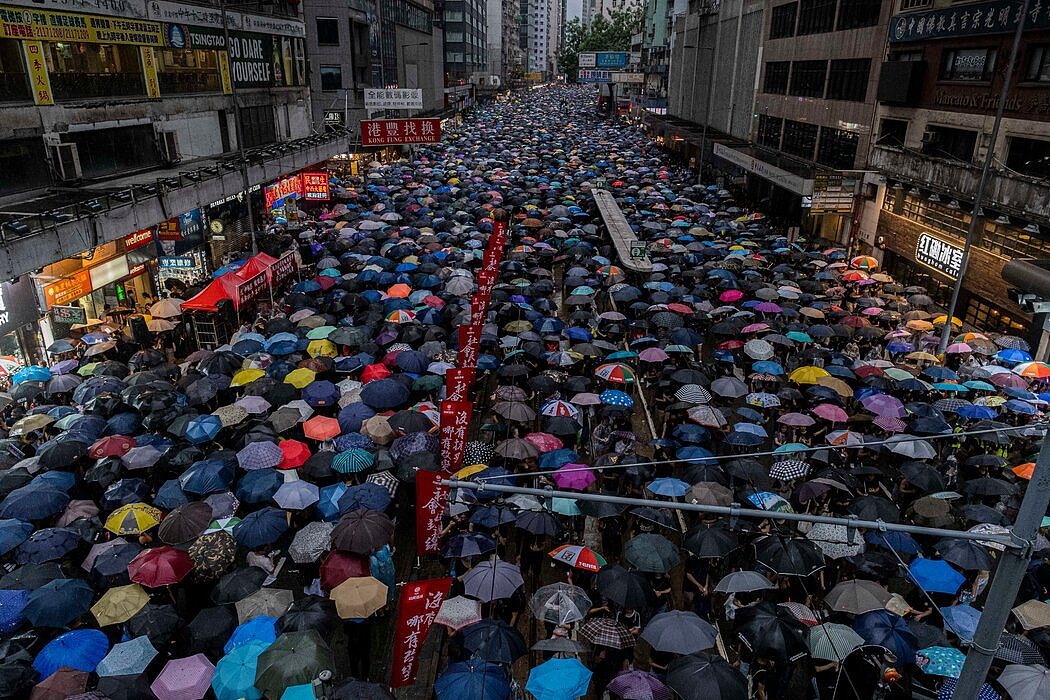2019年8月18日，香港一次反政府抗议活动中游行的人们。