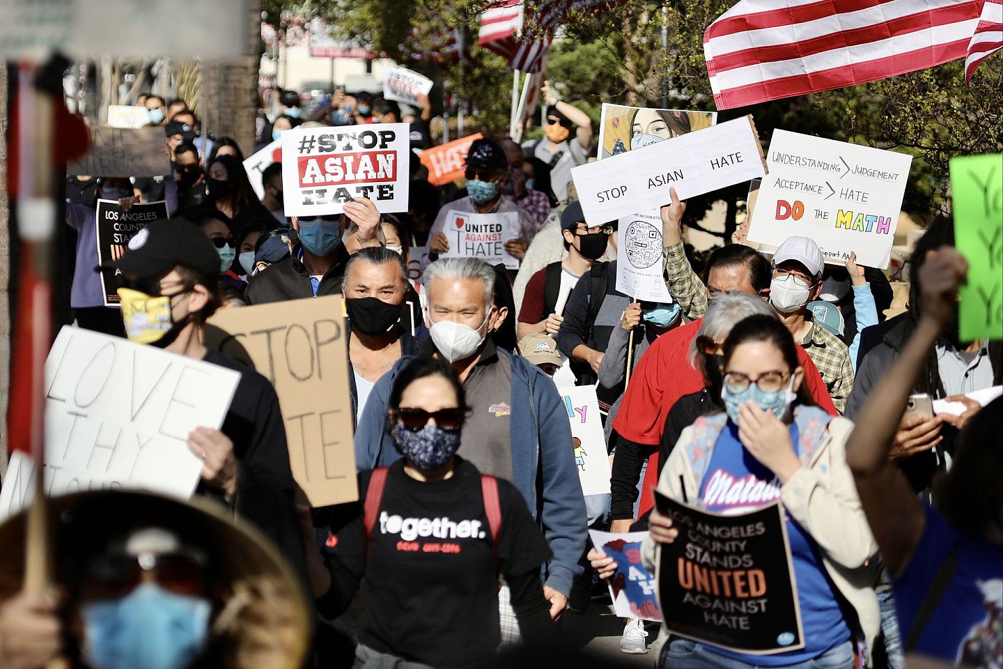 3月26日，美国洛杉矶县圣加布里埃尔谷地亚裔聚居城市的数百民众在“为反亚裔仇恨犯罪及歧视集会与游行”活动中走上街头游行。（新华社）