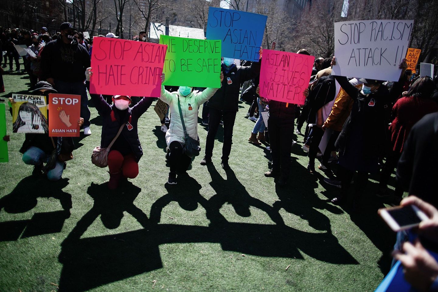 2021年3月21日，在纽约曼哈顿唐人街哥伦布公园，人们聚集在一起抗议亚裔仇恨和种族主义。（AP）