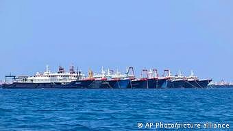 Philippinen | Über 220 chinesischen Schiffe am 7. März 2021 am Pfingstriff im Südchinesischen Meer festgemacht