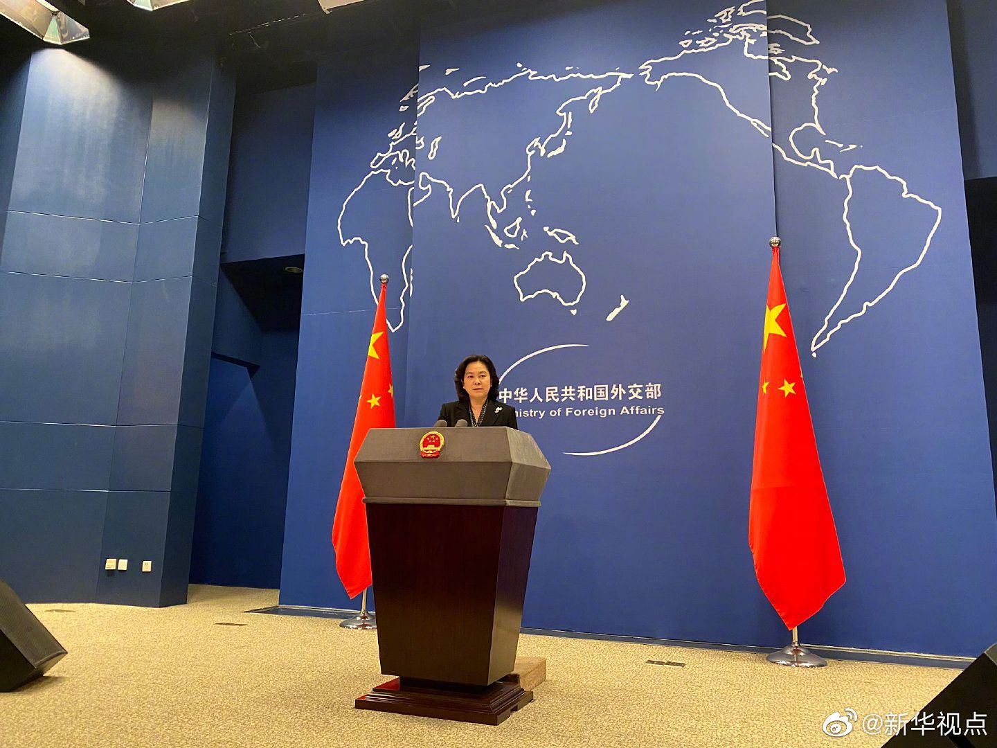 2021年3月31日，华春莹在记者会上播放多个视频，批评美国有关中国政府在新疆进行“种族灭绝”的报告。（微博@新华视点）