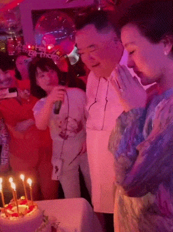 杨澜53岁生日和富豪老公甜蜜热吻，男方肥头大耳女方爱的疯狂（组图） - 8