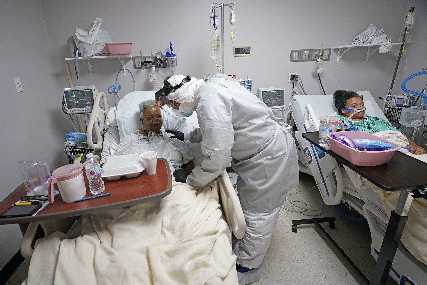 2020年7月6日，休斯顿一家医院内，医护人员在照看新冠患者。（AP）