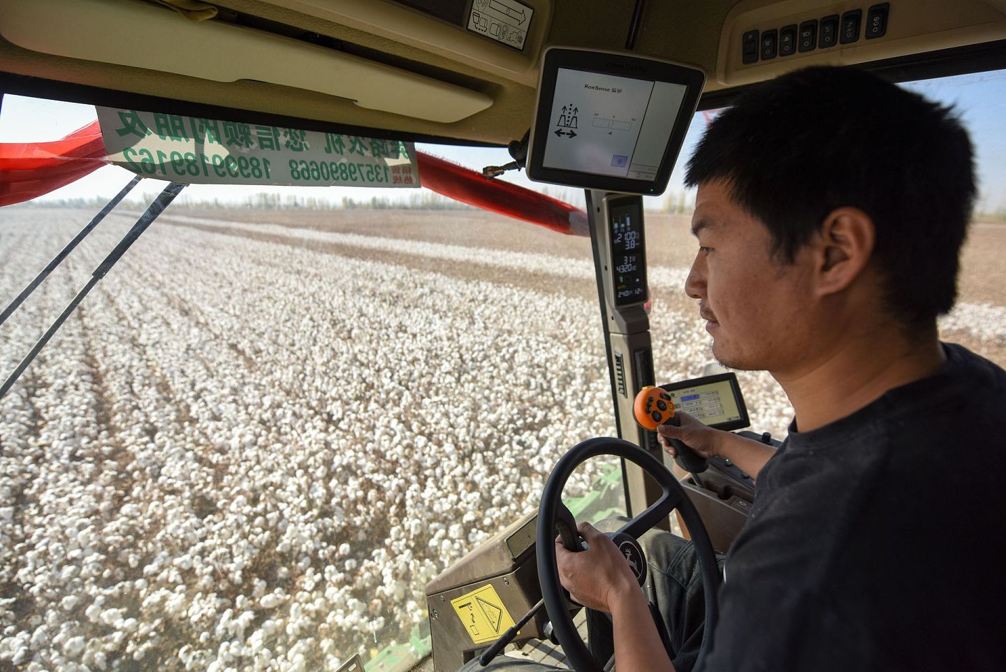 2020年10月17日，在新疆玛纳斯县乐土驿镇文家庄村，棉农在一处棉田里操作采棉机采收棉花。（新华社）