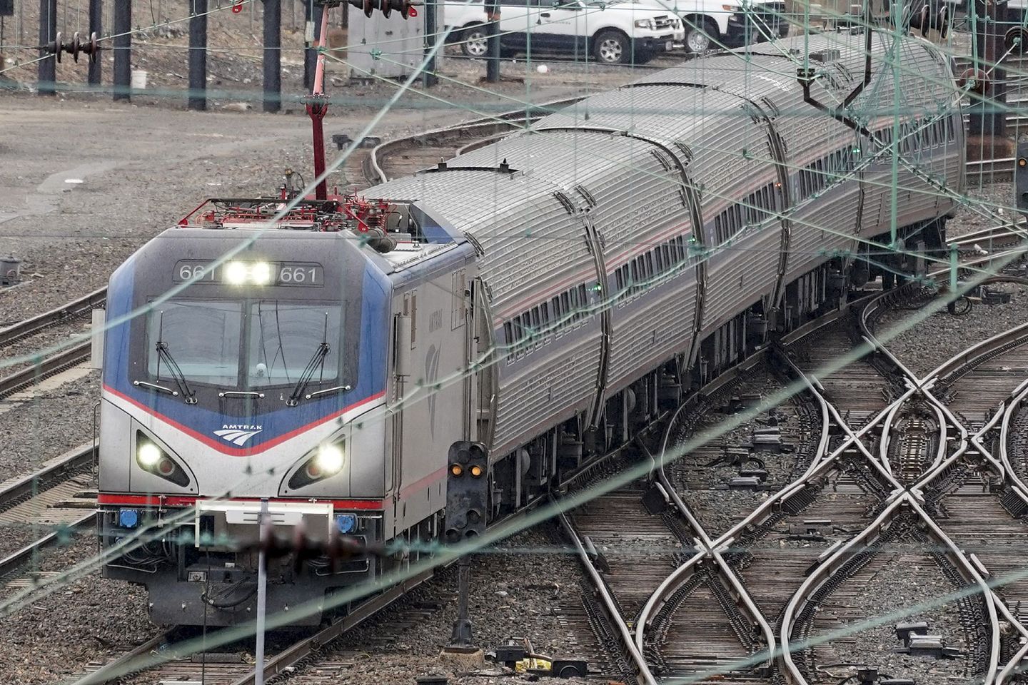 2021年3月31日，一辆美国铁路公司的火车从费城的三十街车站广场开出。（AP）