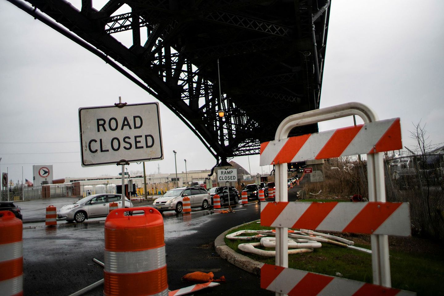 美国的公路、铁路等基建都需要进一步提升。图为2021年3月21日，新泽西市的一处道路封闭施工。（Reuters）