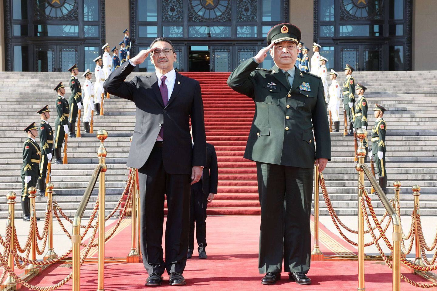 希沙姆丁曾多次到访中国，图为2017年他在任马来西亚国防部长时访问北京。（新华社）