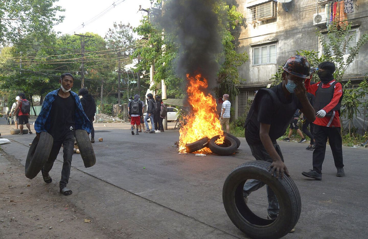 缅甸政变：图为4月1日，示威者在仰光焚烧轮胎。（AP）