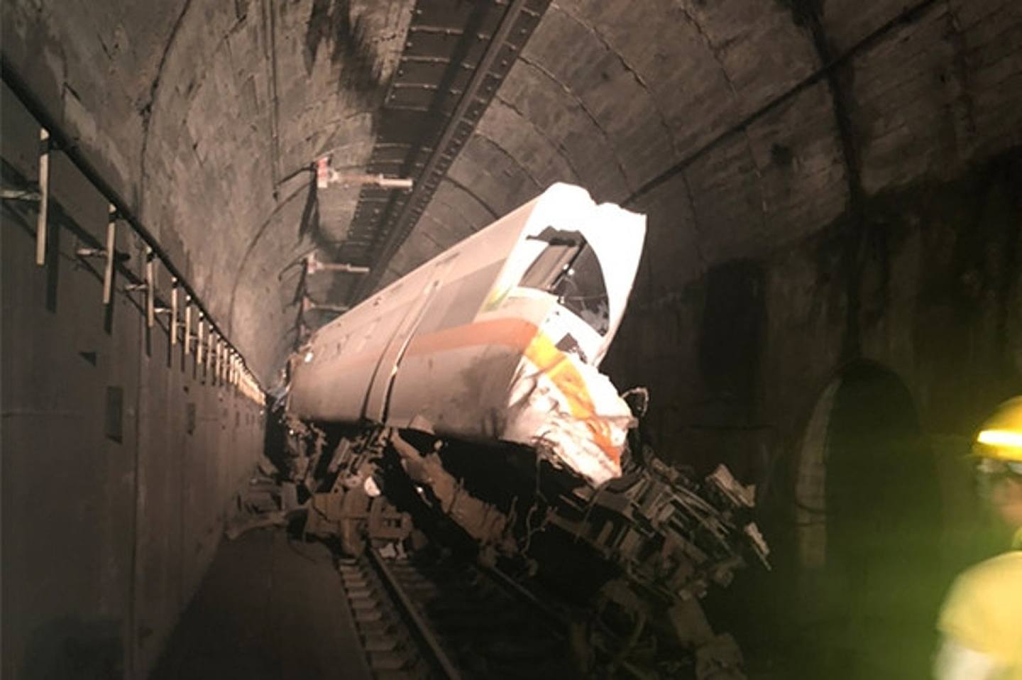 隧道内车头严重损毁，高速下被削去一半。 （网上图片）