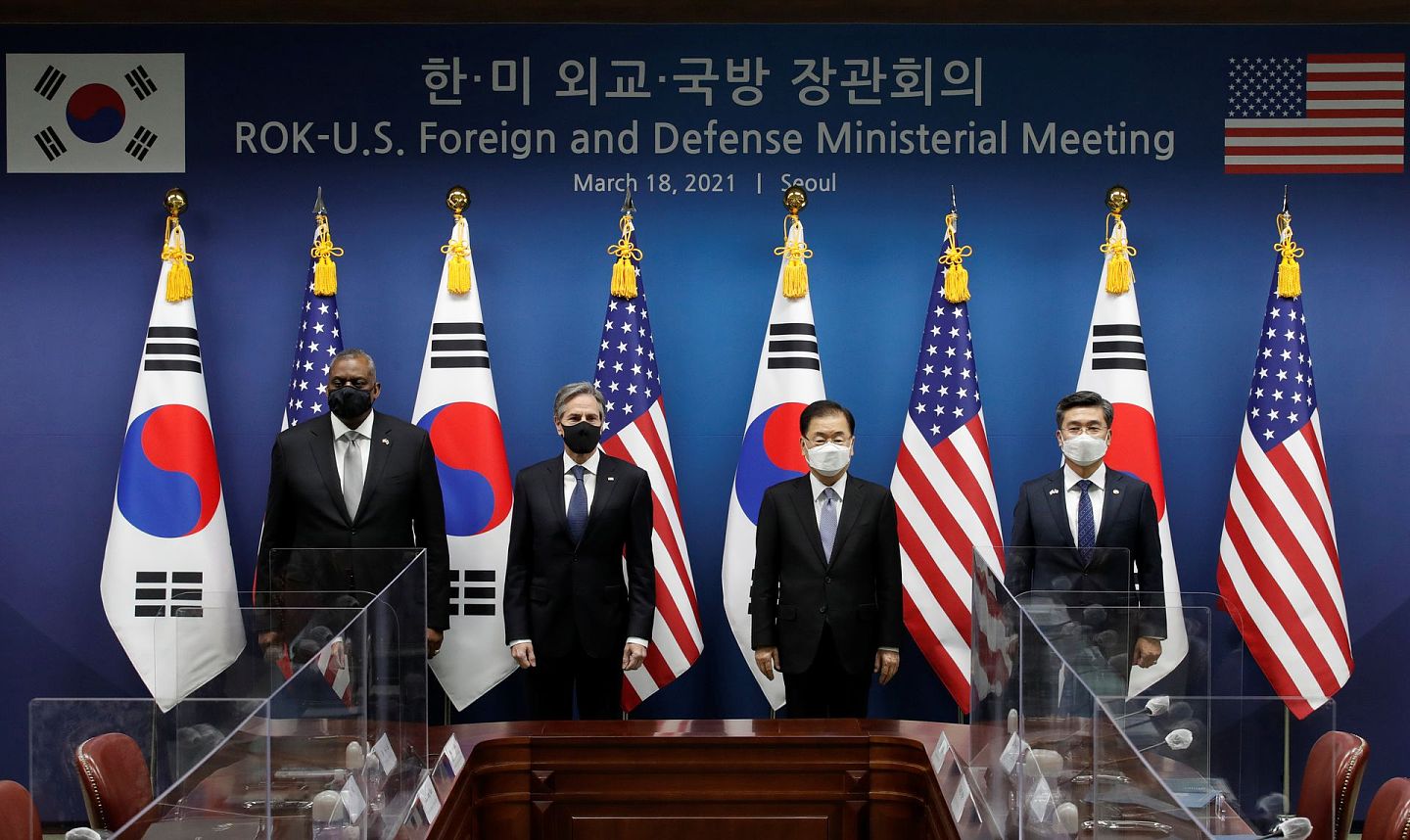 2021年3月18日，美国国务卿布林肯（Antony Blinken，左二）和国防部长奥斯汀（Lloyd Austin，左一），同韩国外交部长郑义溶（右二）和韩国国防部长徐旭（右一）在首尔举行“2+2”会晤。（Reuters）