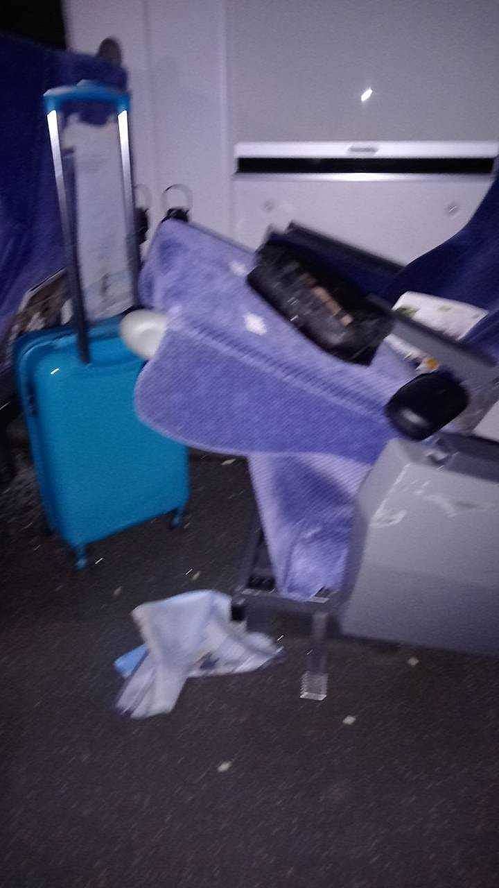 网友贴出车厢内严重毁损的椅子照片。 （图／翻摄自台东大小事）