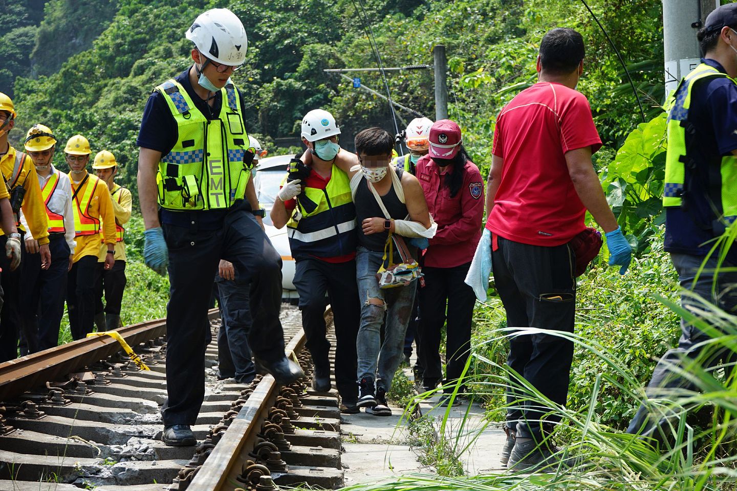 台湾太鲁阁号出轨造成重大伤亡，现在警消仍在全力抢救。（中央社）