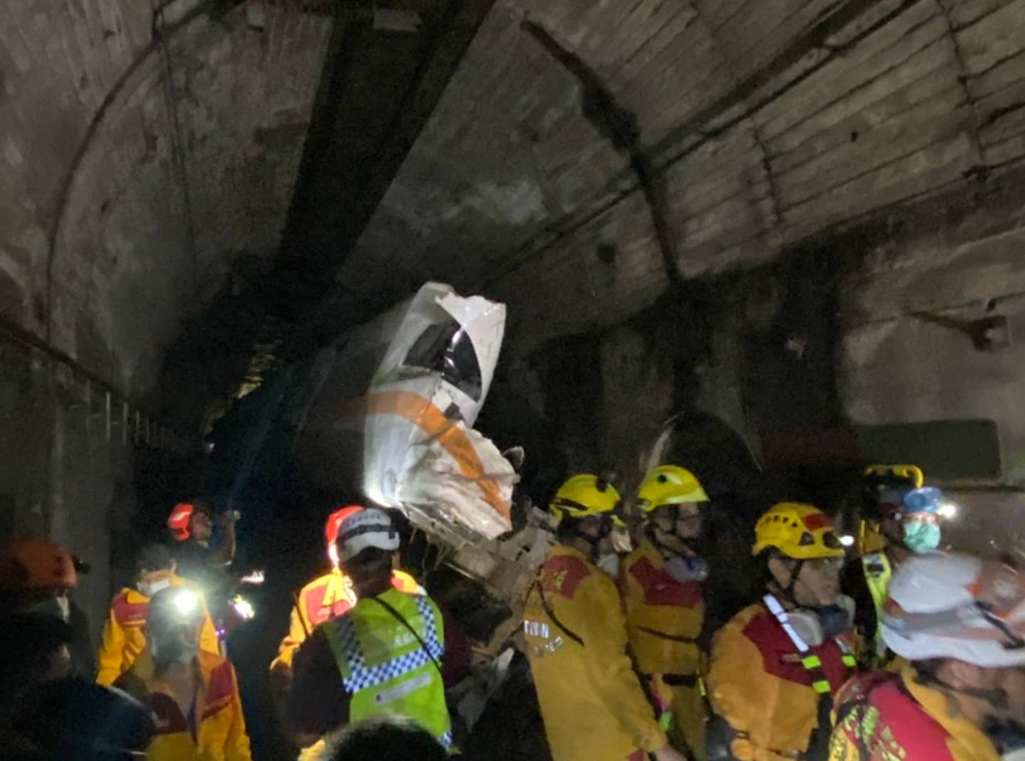 隧道内救援情况。 （网上图片）