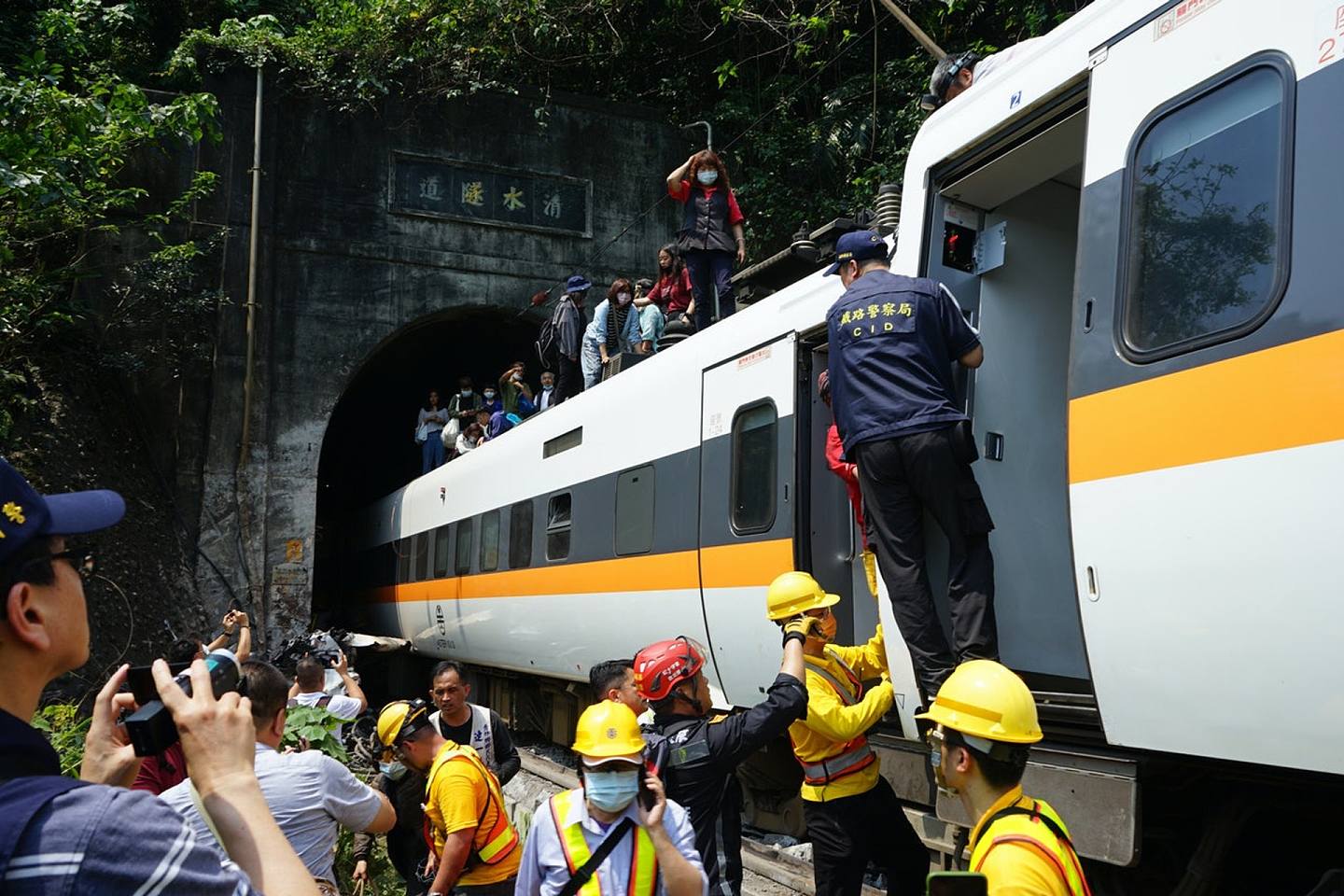 台铁2日发生重大意外，太鲁阁号408车次（树林往台东）于花莲县大清水隧道出轨， 4至5节车厢变形。 （中央社）
