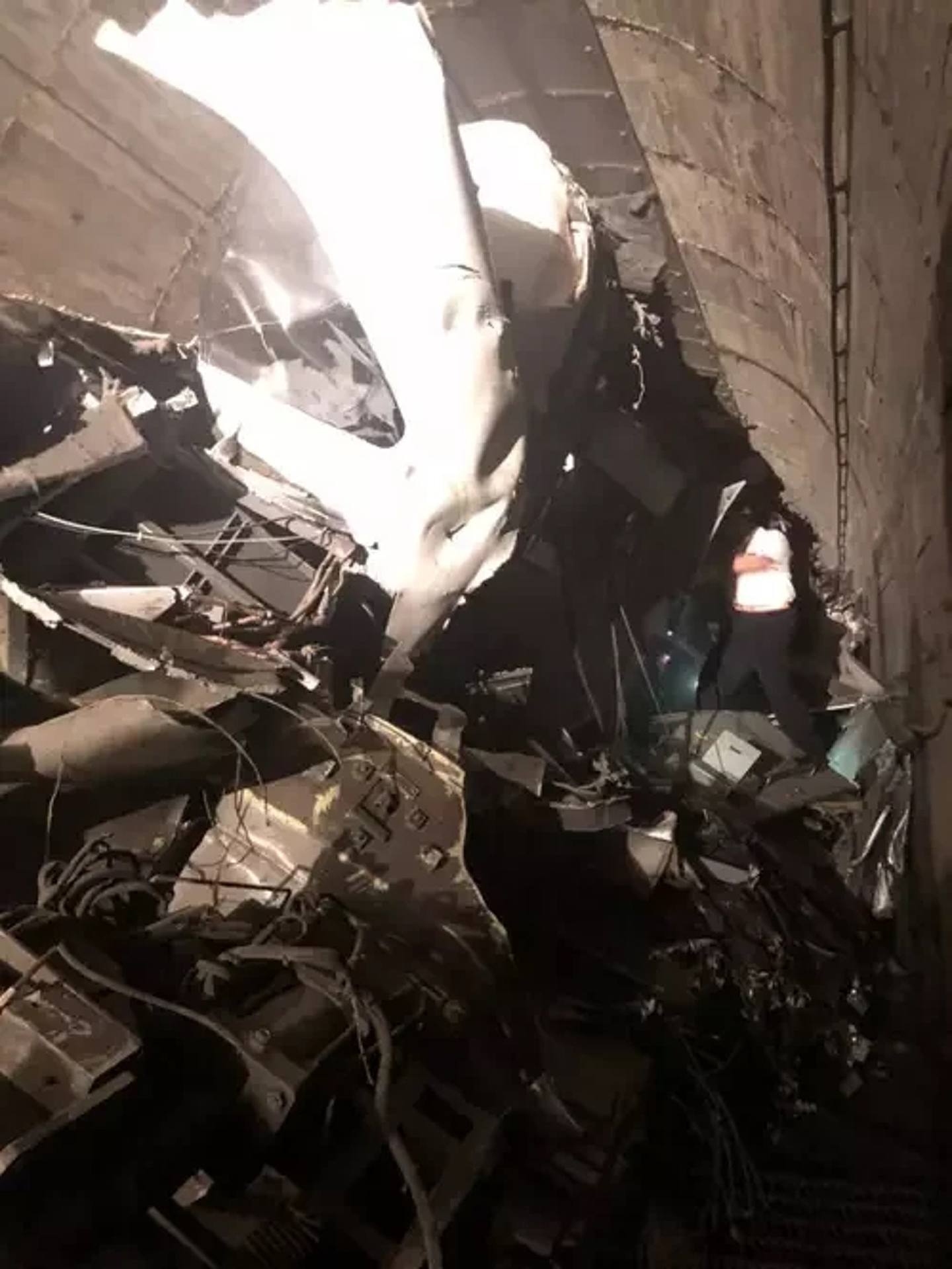 列车在隧道内的部分严重变形，损毁严重。 （网上图片）