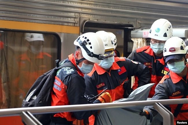 台湾救援人员对一列在台湾东部出轨的火车里的乘客进行救援。（2021年4月2日）