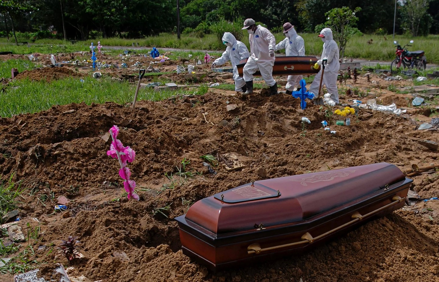 Image d'archive RFI : Depuis quelques semaines, le Brésil bat régulièrement son propre record de morts dus au Covid-19, dépassant les 2000 victimes par jour. Ici, lors d'un enterrement à Belém, le 20 mars 2021.