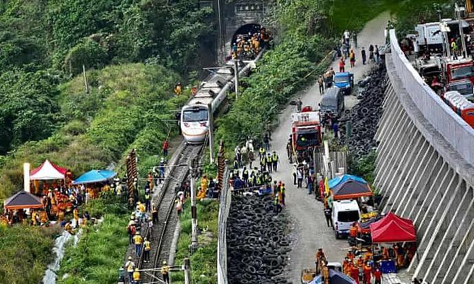 台湾“死亡列车”大量现场图流出：车厢残肢四散，数百乘客爬过尸体求生！新加坡紧急发声了（组图） - 1