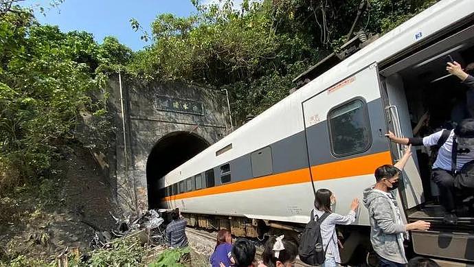 台湾“死亡列车”大量现场图流出：车厢残肢四散，数百乘客爬过尸体求生！新加坡紧急发声了（组图） - 3