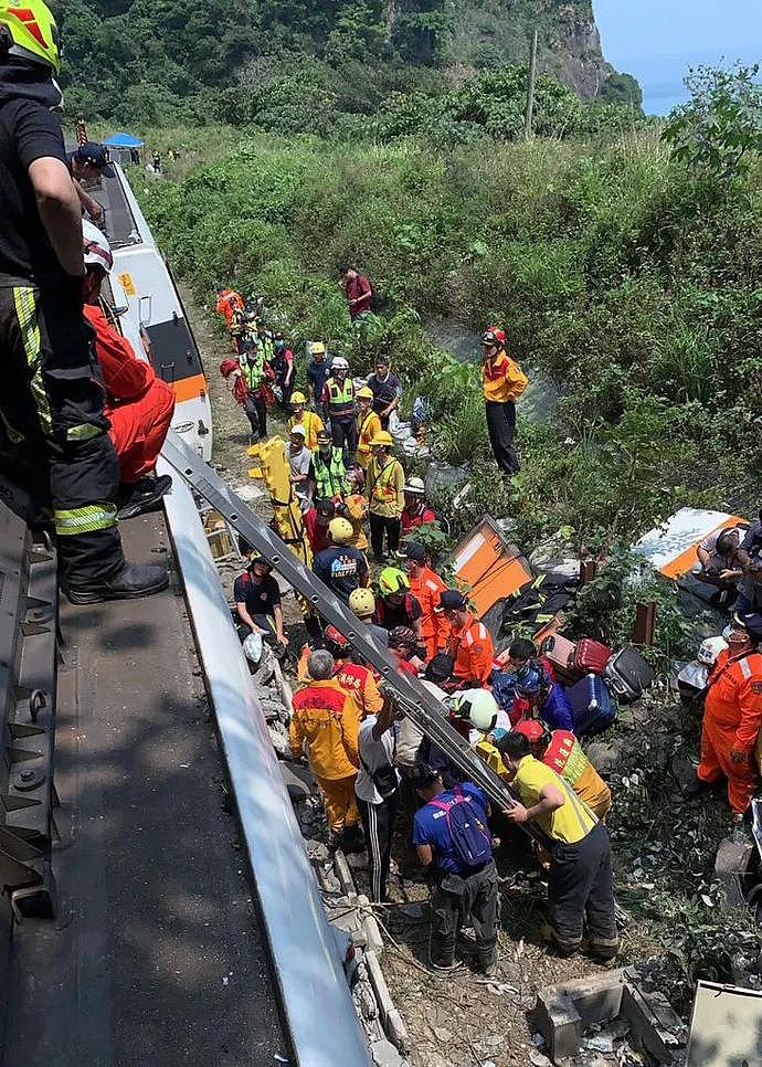 台湾“死亡列车”大量现场图流出：车厢残肢四散，数百乘客爬过尸体求生！新加坡紧急发声了（组图） - 7