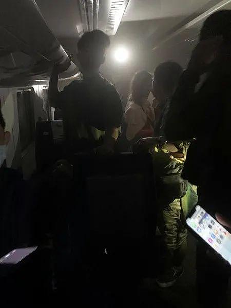 台湾“死亡列车”大量现场图流出：车厢残肢四散，数百乘客爬过尸体求生！新加坡紧急发声了（组图） - 10