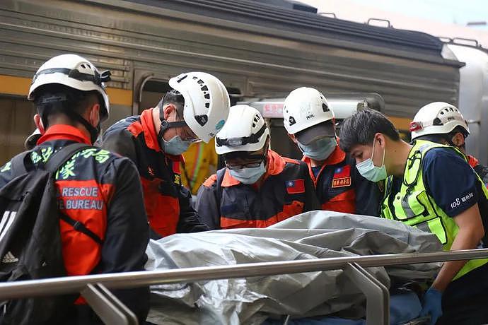 台湾“死亡列车”大量现场图流出：车厢残肢四散，数百乘客爬过尸体求生！新加坡紧急发声了（组图） - 12