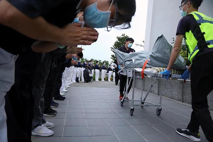 台湾“死亡列车”大量现场图流出：车厢残肢四散，数百乘客爬过尸体求生！新加坡紧急发声了（组图） - 13