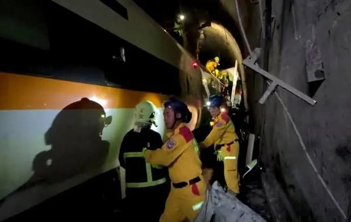 台湾“死亡列车”大量现场图流出：车厢残肢四散，数百乘客爬过尸体求生！新加坡紧急发声了（组图） - 17