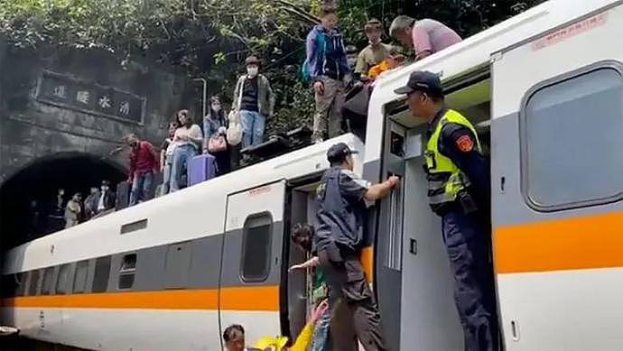 台湾“死亡列车”大量现场图流出：车厢残肢四散，数百乘客爬过尸体求生！新加坡紧急发声了（组图） - 18