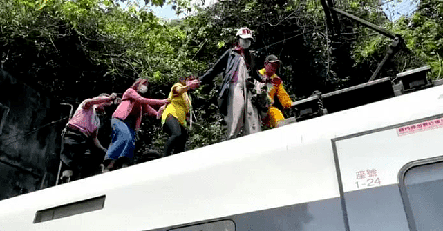 台湾“死亡列车”大量现场图流出：车厢残肢四散，数百乘客爬过尸体求生！新加坡紧急发声了（组图） - 20