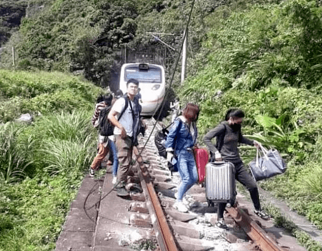 台湾“死亡列车”大量现场图流出：车厢残肢四散，数百乘客爬过尸体求生！新加坡紧急发声了（组图） - 21