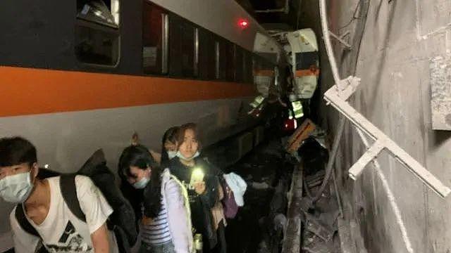 台湾“死亡列车”大量现场图流出：车厢残肢四散，数百乘客爬过尸体求生！新加坡紧急发声了（组图） - 25