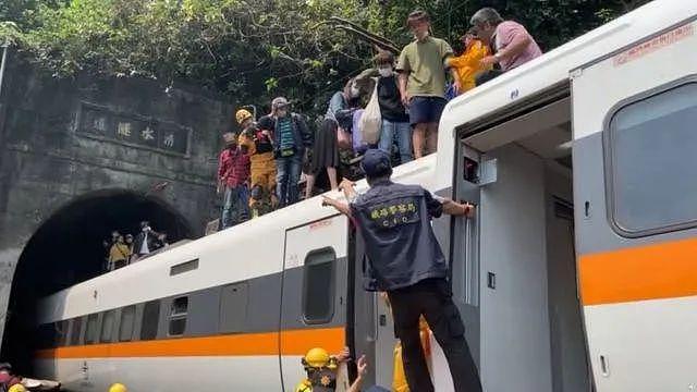 台湾“死亡列车”大量现场图流出：车厢残肢四散，数百乘客爬过尸体求生！新加坡紧急发声了（组图） - 26