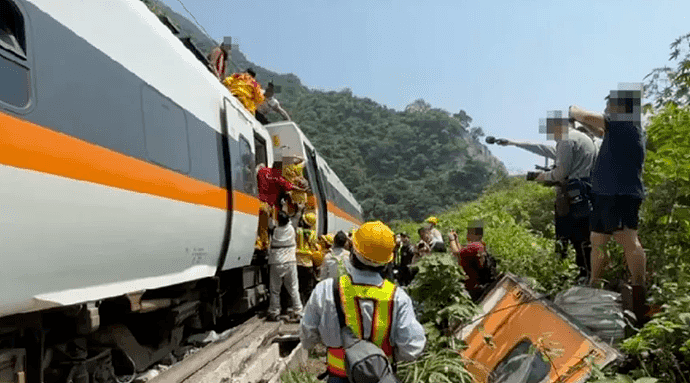 台湾“死亡列车”大量现场图流出：车厢残肢四散，数百乘客爬过尸体求生！新加坡紧急发声了（组图） - 30