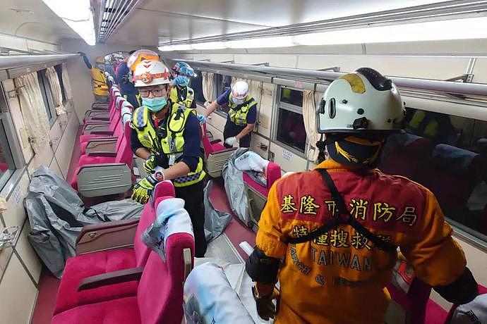 台湾“死亡列车”大量现场图流出：车厢残肢四散，数百乘客爬过尸体求生！新加坡紧急发声了（组图） - 32