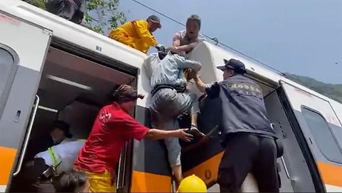 台湾“死亡列车”大量现场图流出：车厢残肢四散，数百乘客爬过尸体求生！新加坡紧急发声了（组图） - 35